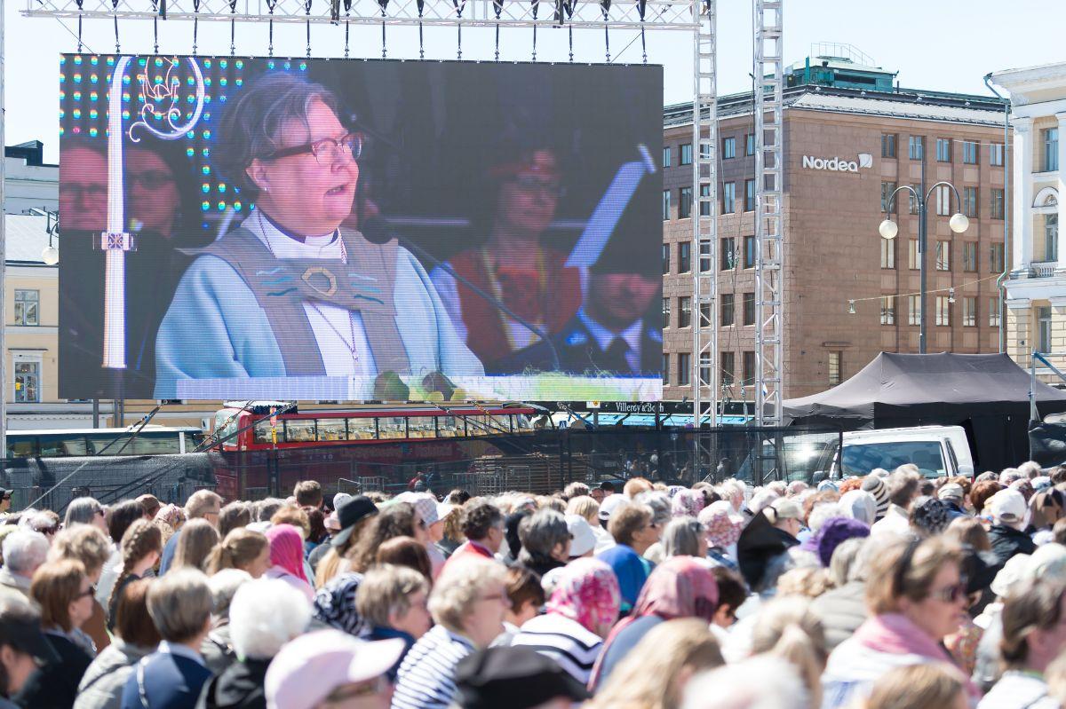 Naispuolisista papeista 73 prosenttia haluaa naisia enemmän piispoiksi, miespuolisista papeista 32 prosenttia. Suomen luterilaisen kirkon historian tähän mennessä ainoa naispiispa Irja Askola jäi eläkkeelle viime vuonna.